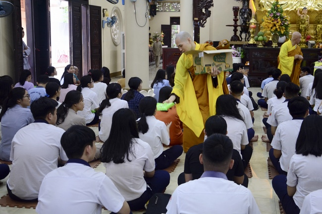 Học sinh trường THPT Nguyễn Văn Cừ cầu nguyện trước kỳ thi