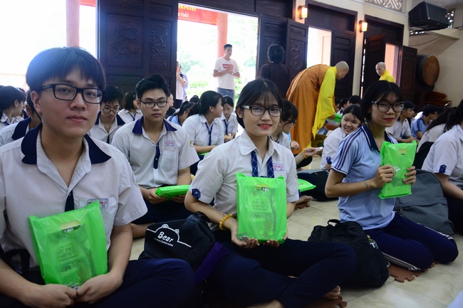 Học sinh trường THPT Nguyễn Văn Cừ cầu nguyện trước kỳ thi