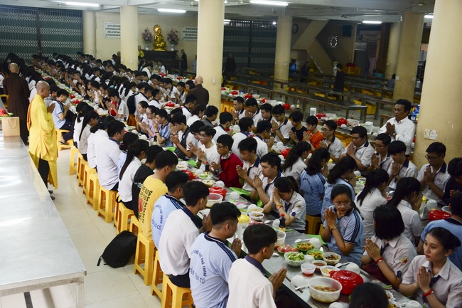 Học sinh trường THPT Nguyễn Văn Cừ cầu nguyện trước kỳ thi