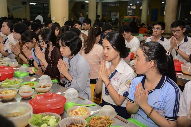 Học sinh trường THPT Nguyễn Văn Cừ cầu nguyện trước kỳ thi