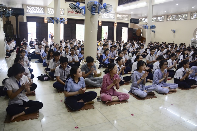 Học sinh trường THPT Nguyễn Văn Cừ cầu nguyện trước kỳ thi