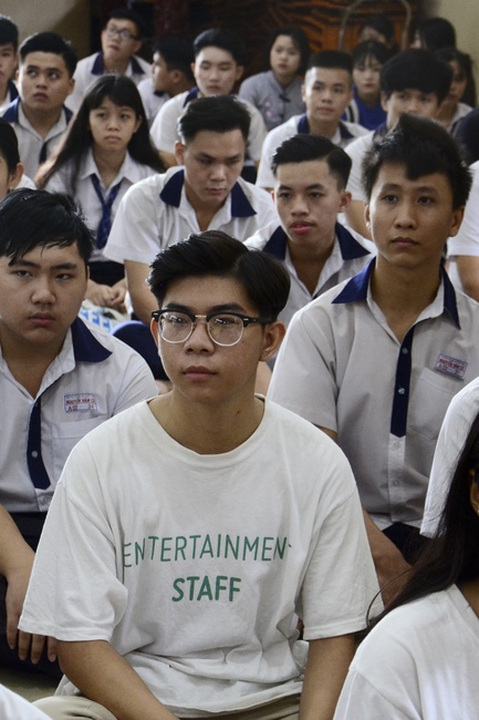 Học sinh trường THPT Nguyễn Văn Cừ cầu nguyện trước kỳ thi