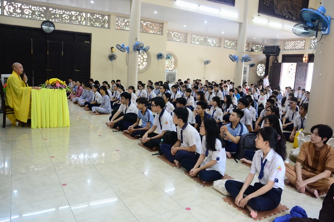 Học sinh trường THPT Nguyễn Văn Cừ cầu nguyện trước kỳ thi