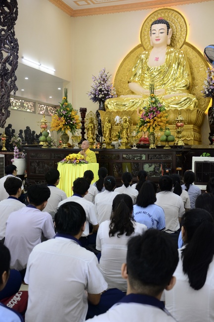 Học sinh trường THPT Nguyễn Văn Cừ cầu nguyện trước kỳ thi