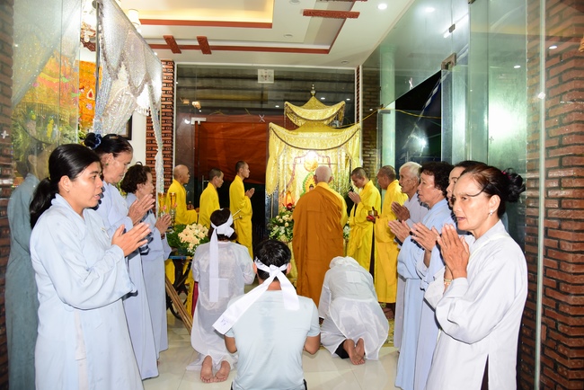 Freeing creatures at Ca Lang ferry and praying for rebirth.