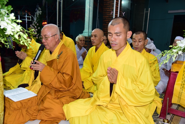 Freeing creatures at Ca Lang ferry and praying for rebirth.