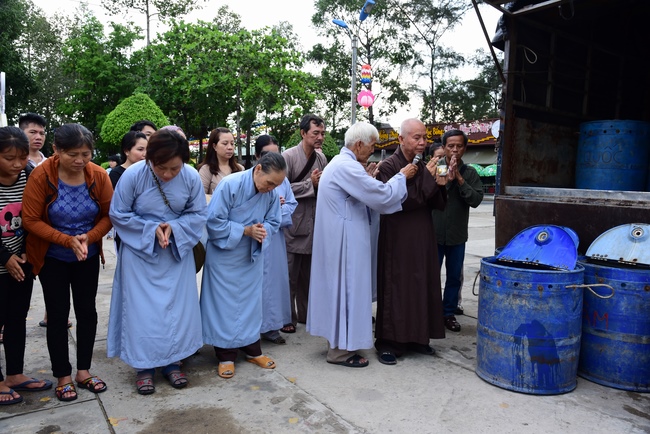 Freeing creatures at Ca Lang ferry and praying for rebirth.