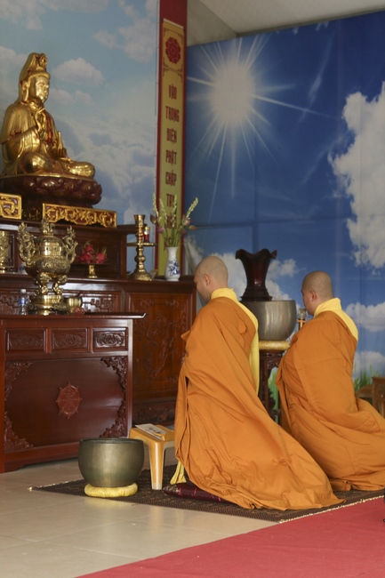 Praying before the exam at Dong Cao Pagoda