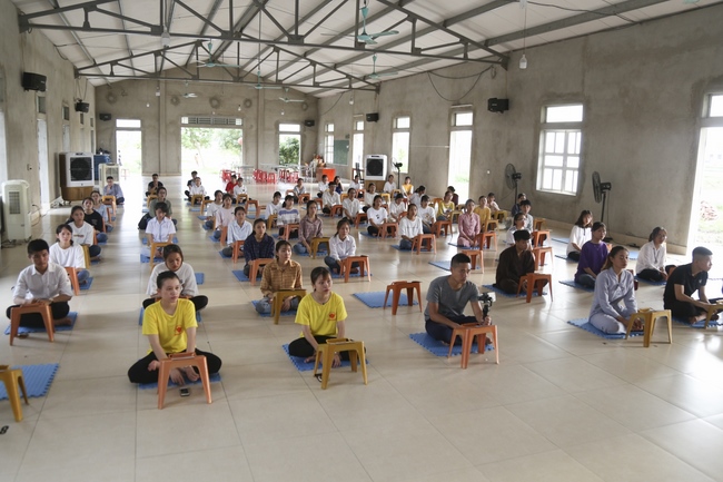 Praying before the exam at Dong Cao Pagoda