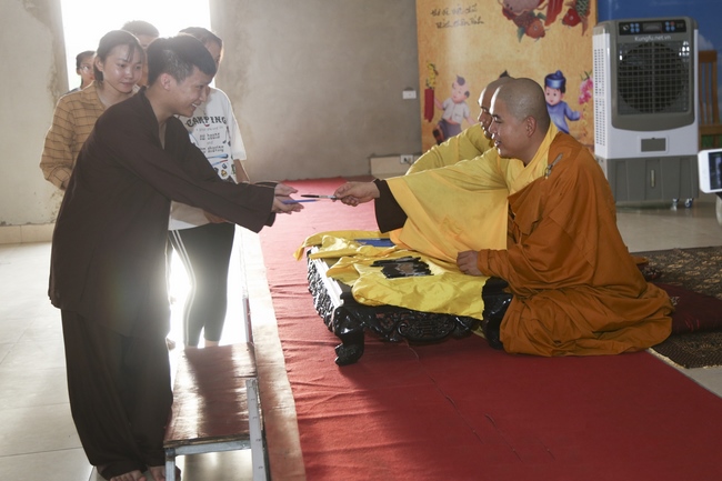 Praying before the exam at Dong Cao Pagoda