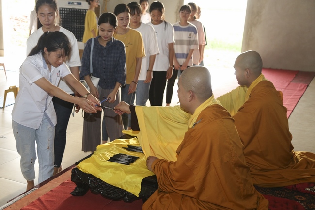 Praying before the exam at Dong Cao Pagoda