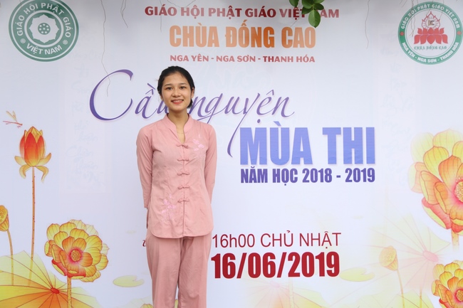 Praying before the exam at Dong Cao Pagoda