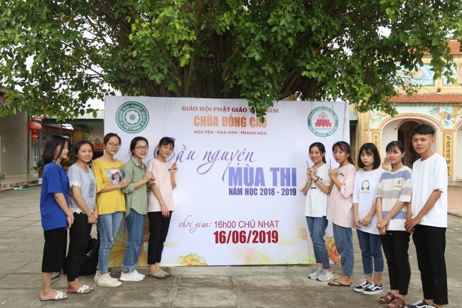 Praying before the exam at Dong Cao Pagoda