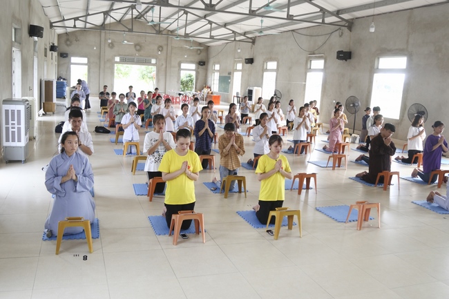 Praying before the exam at Dong Cao Pagoda