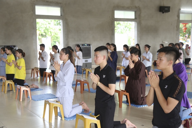 Praying before the exam at Dong Cao Pagoda