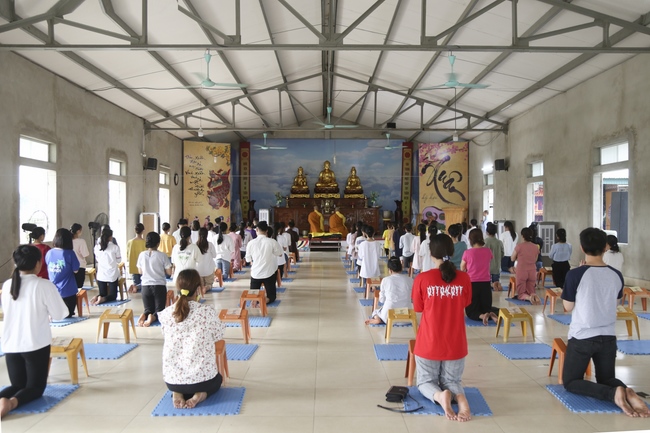 Praying before the exam at Dong Cao Pagoda