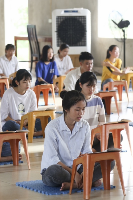 Praying before the exam at Dong Cao Pagoda