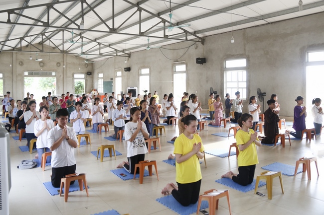Praying before the exam at Dong Cao Pagoda
