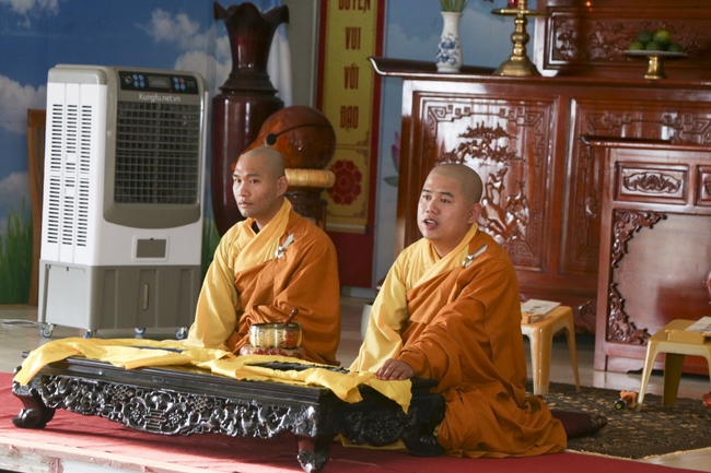 Praying before the exam at Dong Cao Pagoda