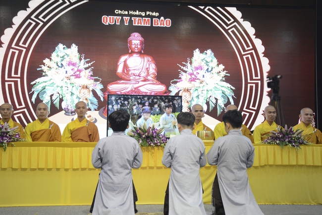 Lễ quy y Tam Bảo cho các bé thiếu nhi