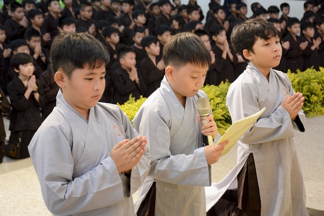 Lễ quy y Tam Bảo cho các bé thiếu nhi
