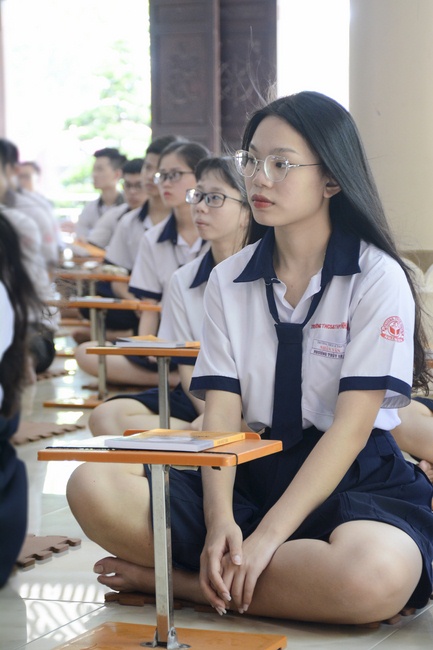Nhan Van School Students Pray for University Examination 2019