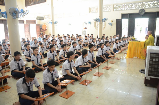Nhan Van School Students Pray for University Examination 2019