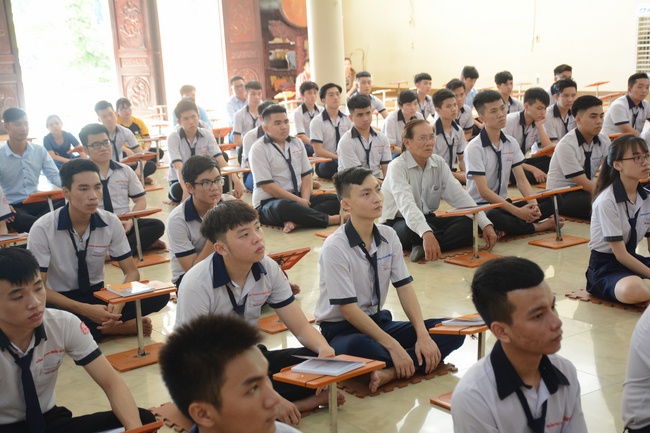 Nhan Van School Students Pray for University Examination 2019
