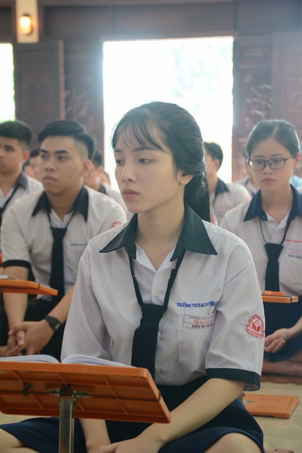 Nhan Van School Students Pray for University Examination 2019