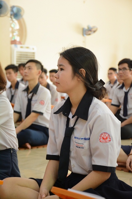 Nhan Van School Students Pray for University Examination 2019