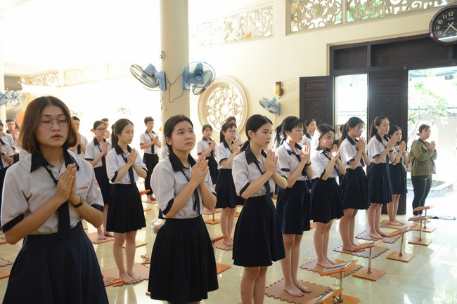 Nhan Van School Students Pray for University Examination 2019