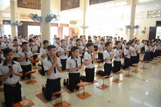 Nhan Van School Students Pray for University Examination 2019