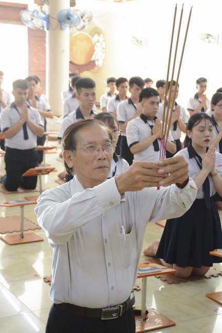 Nhan Van School Students Pray for University Examination 2019