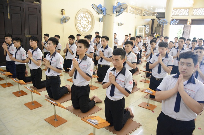 Nhan Van School Students Pray for University Examination 2019