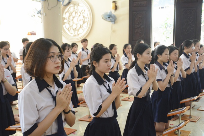 Nhan Van School Students Pray for University Examination 2019