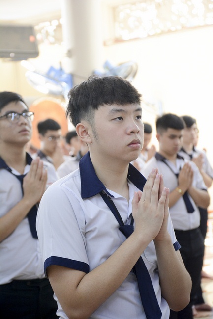Nhan Van School Students Pray for University Examination 2019