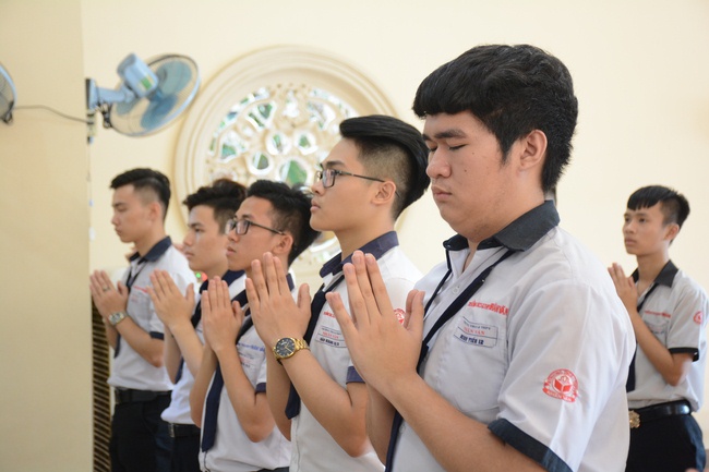 Nhan Van School Students Pray for University Examination 2019