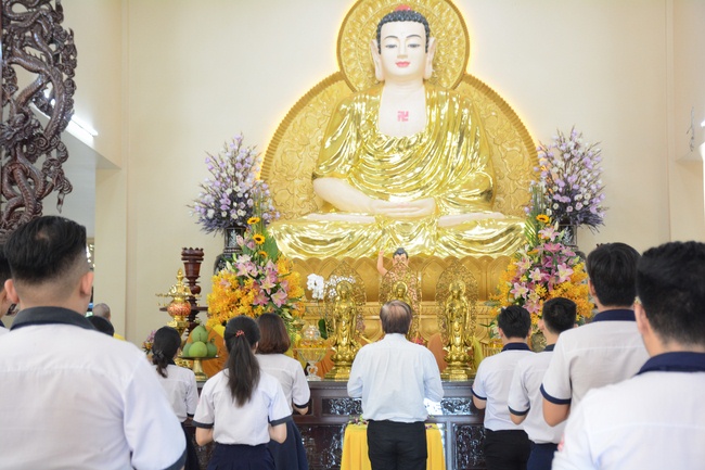 Nhan Van School Students Pray for University Examination 2019