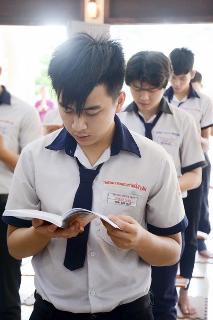 Nhan Van School Students Pray for University Examination 2019