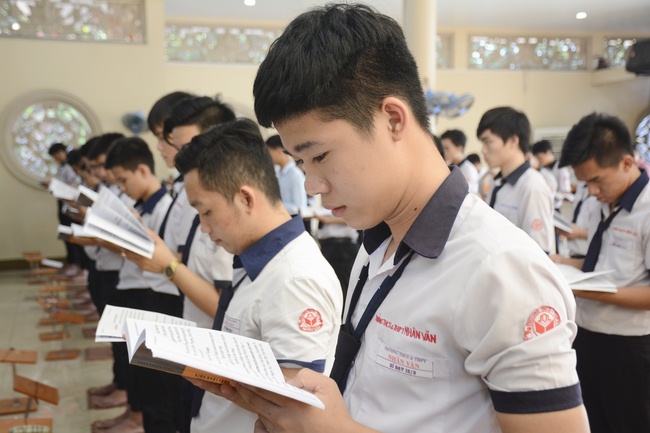 Nhan Van School Students Pray for University Examination 2019