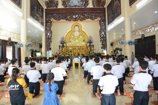 Nhan Van School Students Pray for University Examination 2019