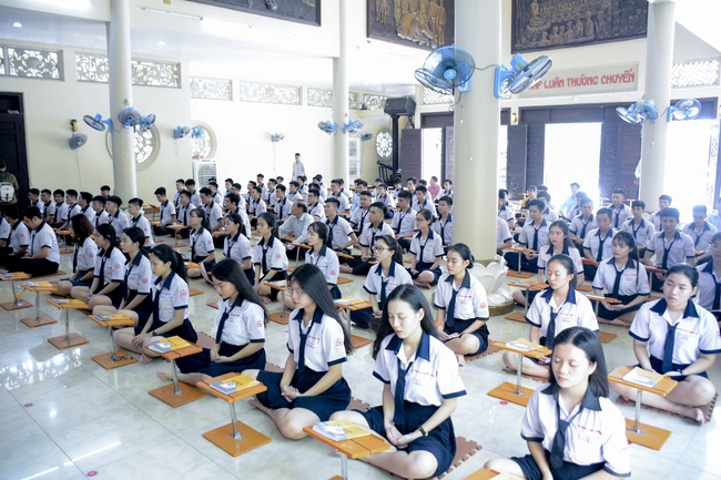 Nhan Van School Students Pray for University Examination 2019
