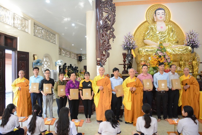 Nhan Van School Students Pray for University Examination 2019
