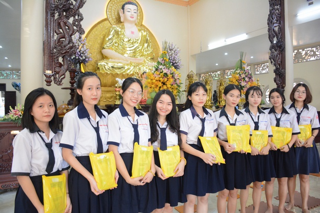 Nhan Van School Students Pray for University Examination 2019