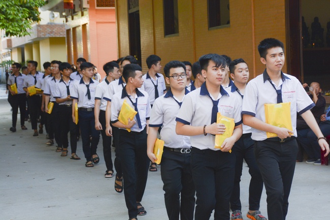 Nhan Van School Students Pray for University Examination 2019