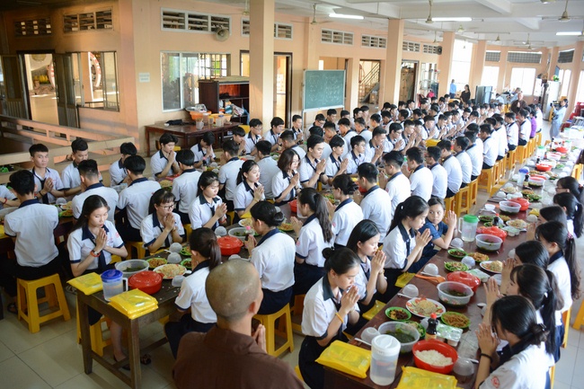 Nhan Van School Students Pray for University Examination 2019