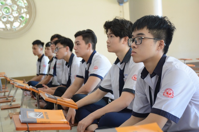 Nhan Van School Students Pray for University Examination 2019