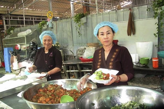 One-Day Retreat Reciting the Buddha's name at Hoang Phap Pagoda in Cambodia