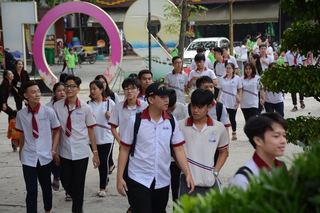 Nhan Viet School Students Pray for University Examination 2019