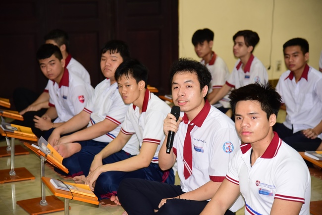 Nhan Viet School Students Pray for University Examination 2019